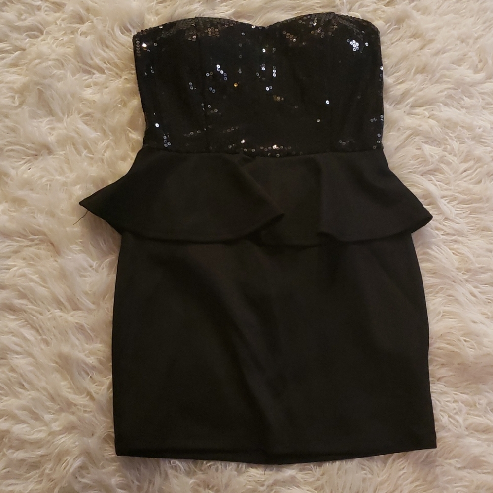 Black sweetheart neckline dress